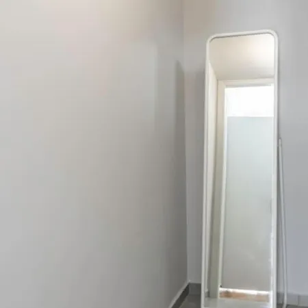 Spacious Close To Metro Athens