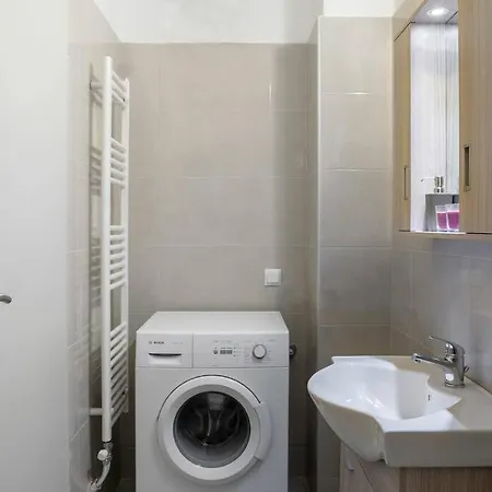 Apartment Spacious Close To Metro