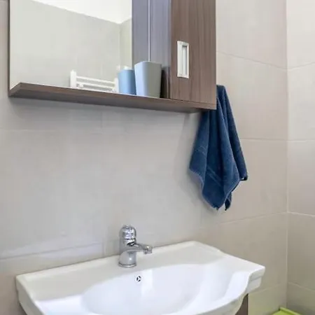 Spacious Close To Metro Athens